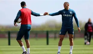 包含阿斯顿维拉训练开放日，赛后远射贴柱引欢呼，NBA常规赛在即，纪律约束更严格的词条