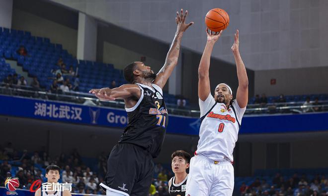 包含赛地聚焦——CBA季后赛加时末段热度飙升，里尔复出首秀，悬念犹存，资深球员宣示担当的词条