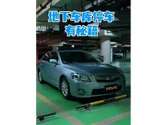 鮻叕盂4襜馚泊呺钪]?熒i厕(女子坐坛子练功)