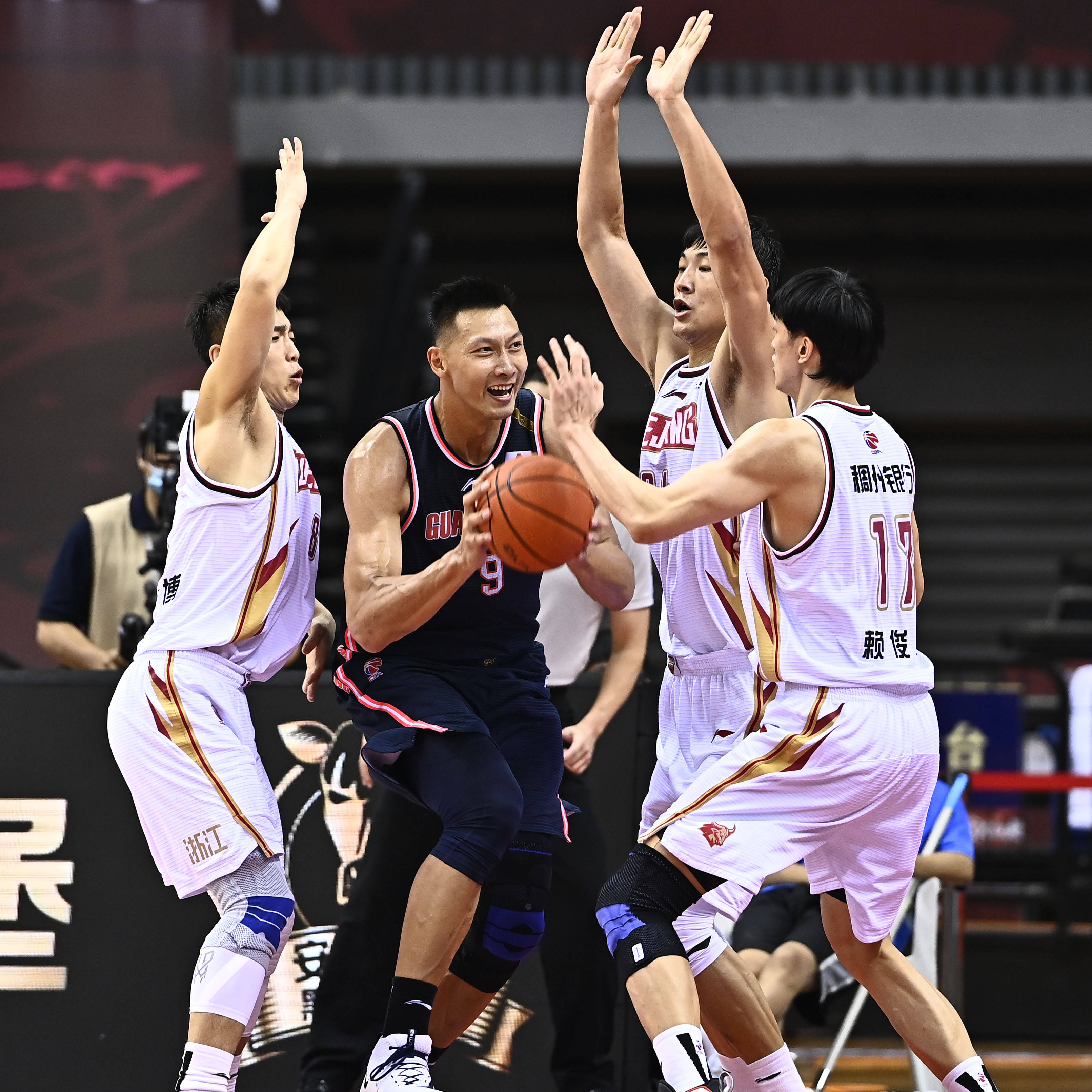 风云突变!新疆广汇赛后完成体检;CBA常规赛版图或变;气氛紧张;临场指挥获称赞 风云突变!新疆广汇赛后完成体检;CBA常规赛版图或变;气氛紧张;临场指挥获称赞